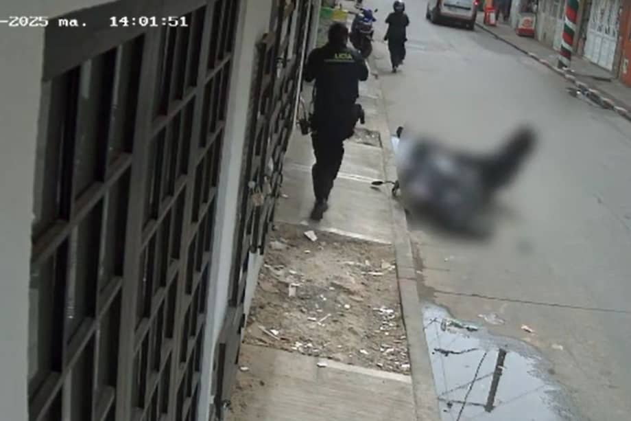 Los hechos quedaron registrados en una cámara de seguridad de la zona.