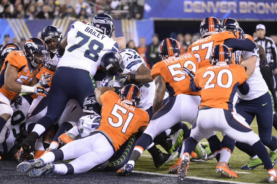 Los deportistas que practican fútbol americano tienden a sufrir daños cerebrales. / AFP