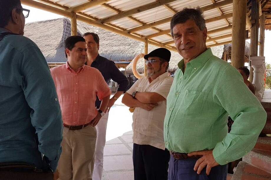 En la imagen se encuentran Iván Márquez, el ministro del Interior, Juan Fernando Cristo, el comisionado de paz, Sergio Jaramillo, el máxiomo jefe de las Farc. Rodrigo Londóño, el ministro del Posconflicto, Rafael Pardo. / Twitter Rodrigo Londóño