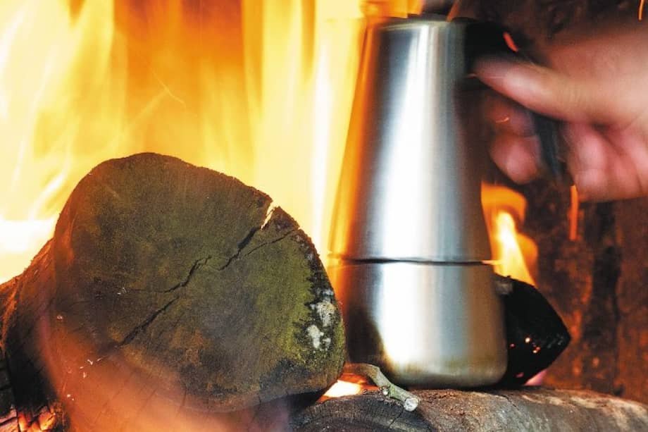 Cocinar con leña perjudica especialmente a la primera infancia, las personas con discapacidad y las mujeres embarazadas. / Getty Images