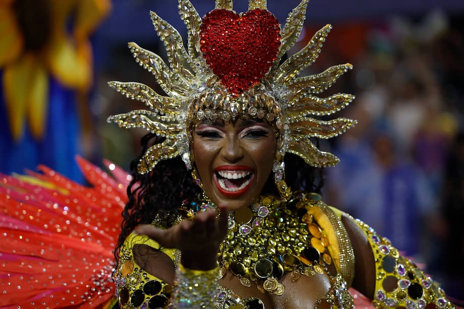 Miles de personas participaron en los primeros desfiles de ‘blocos’ que anticipan el inicio oficial del carnaval en Río de Janeiro.