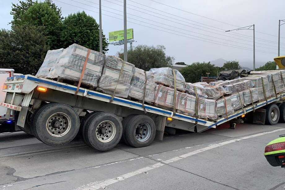 La tractomula estaba cargada con material de cerámica.