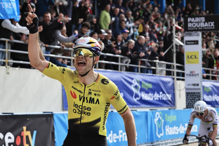 Wout van Aert celebra su consagración en la París-Roubaix.