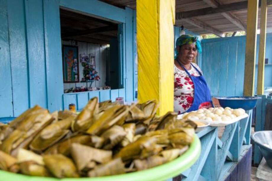 El tamal de camarones y los buñuelos de yuco son algunos de los platos hechos por estas mujeres. / Juan Guillermo Peña - Cortesía Chocó Emprende.