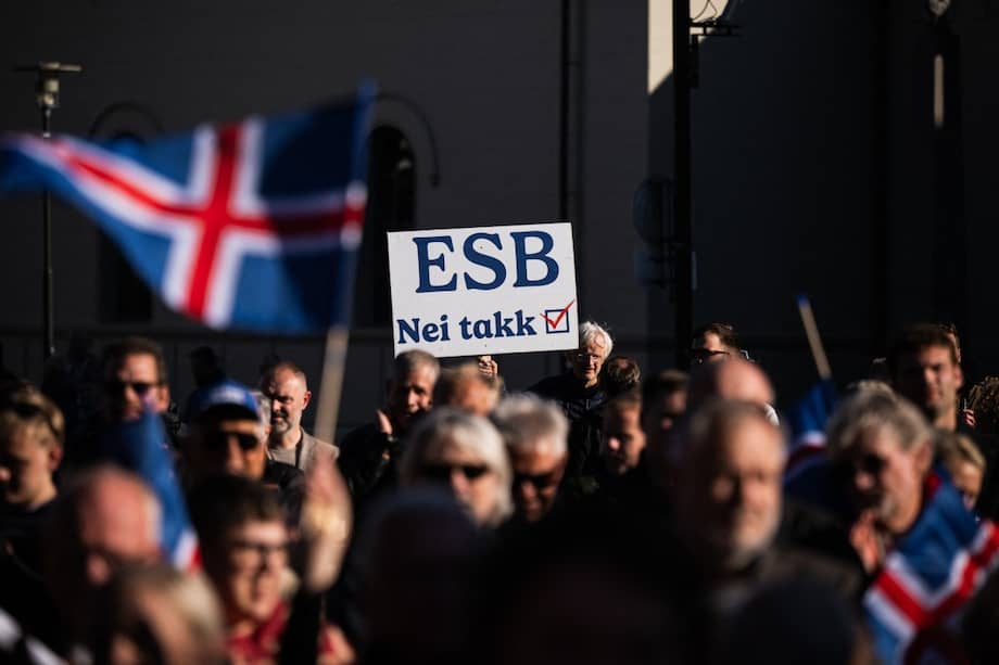Un partidario del “No” muestra un cartel contra la UE durante una protesta en Reikiavik, Islandia, el 27 de agosto de 2026, antes del referendo sobre reanudar las negociaciones de adhesión al bloque.