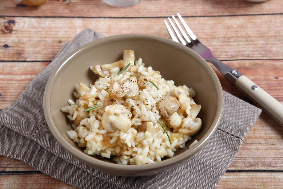 Arroz con champiñones, una combinación para antojar a todos en la mesa.