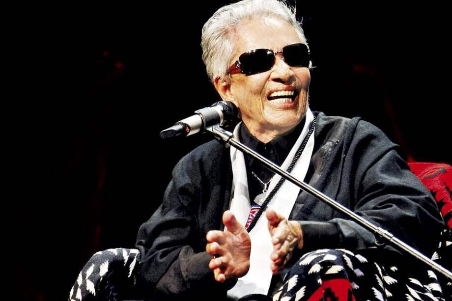 Chavela Vargas durante una de sus últimas presentaciones en público, con su eterno poncho. / Archivo EL Universal