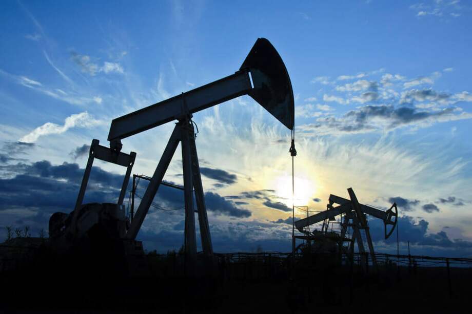 El mercado petrolero sigue bajo presión de una demanda a la baja por las restricciones a los transportes de personas y mercancías impuestos por los gobiernos para frenar la propagación de la pandemia de COVID-19. / AFP