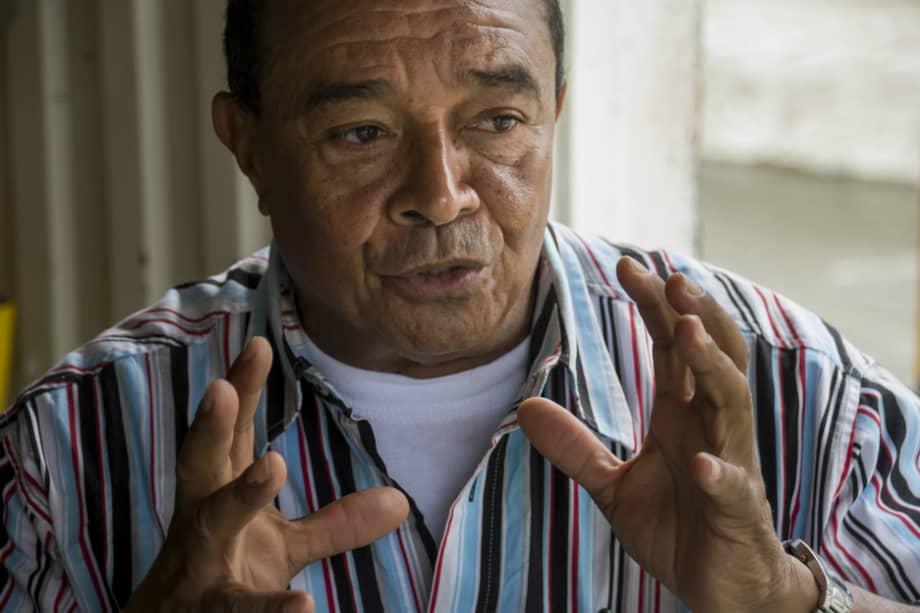 Jesús Castillo en su casa de Santa Cecilia emocionarse y llorar cada que recuerda aquella tarde en que detuvo la guerra con una sábana blanca en la mano./ Rodrigo Grajales.