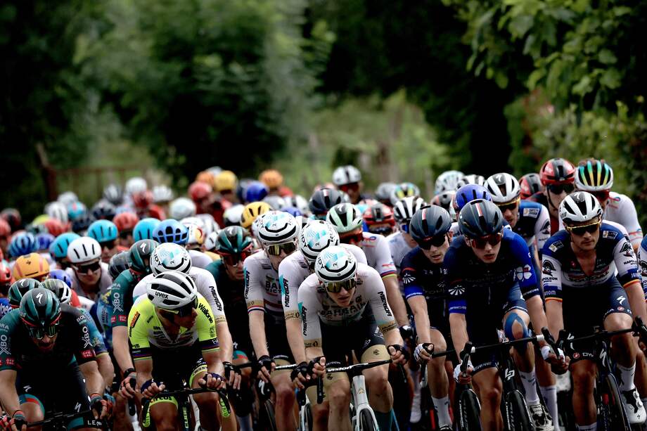 Los corredores en acción durante la tercera etapa del Tour de Francia 2023, que se quedó en los pies de Jasper Phililpsen, ciclista del Alpecin.