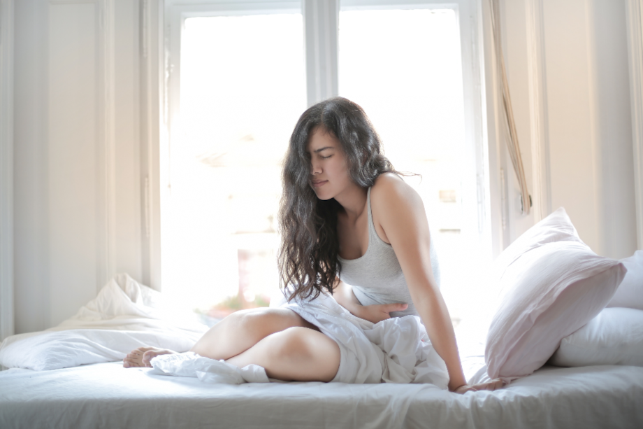 Si usted tiene más de 35 años y presenta síntomas de dispepsia, como ardor en la boca del estómago, náuseas, sensación de llenura o distensión abdominal, debería consultar. No significa que tenga cáncer, sino que esas molestias necesitan ser valoradas por un médico, quien determinará si es necesario realizar una endoscopia y qué camino seguir.