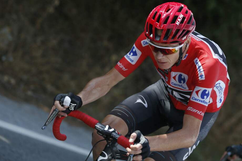 El británico Christopher Froome le lleva un minuto y un segundo de ventaja al italiano Vincenzo Nibali. / EFE