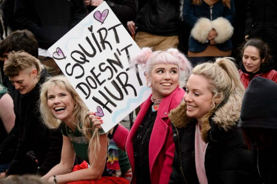 Manifestantes en las afuera del Parlamento inglés.