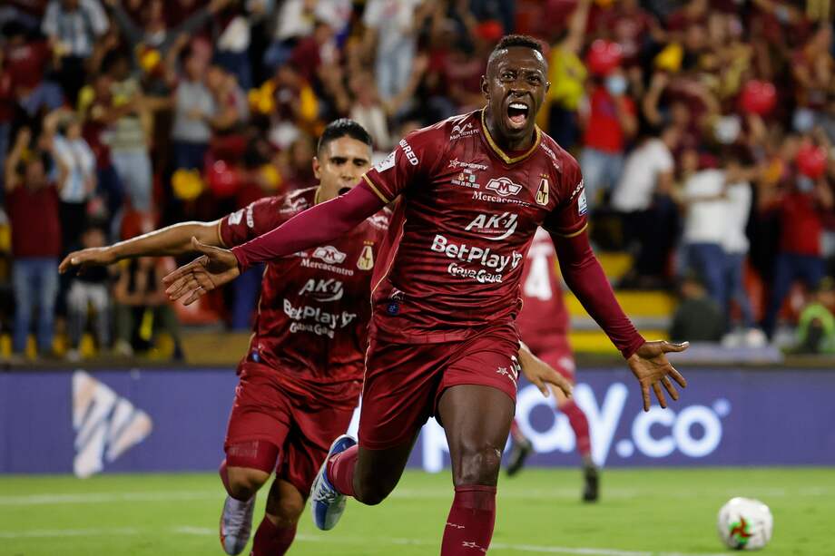 Juan Fernando Caicedo del Tolima celebra un gol en el partido de la final de la Primera División de fútbol colombiano entre Deportes Tolima y Atlético Nacional en el estadio Manuel Murillo Toro, en Ibagué.
