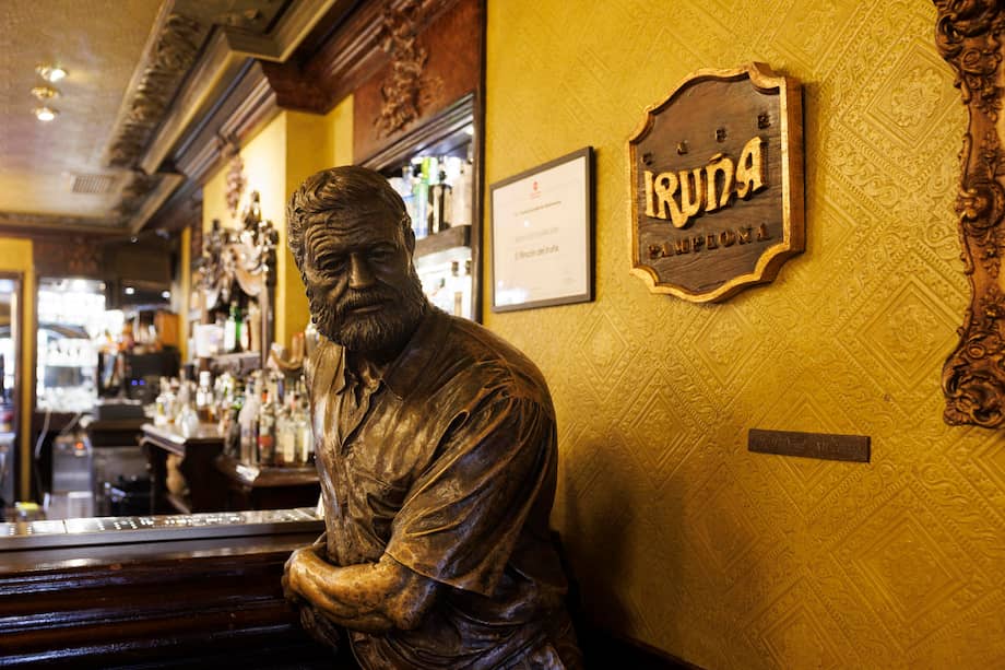 En la imagen, escultura del escritor en la sala El rincón de Hemingway del Café Iruña de Pamplona.