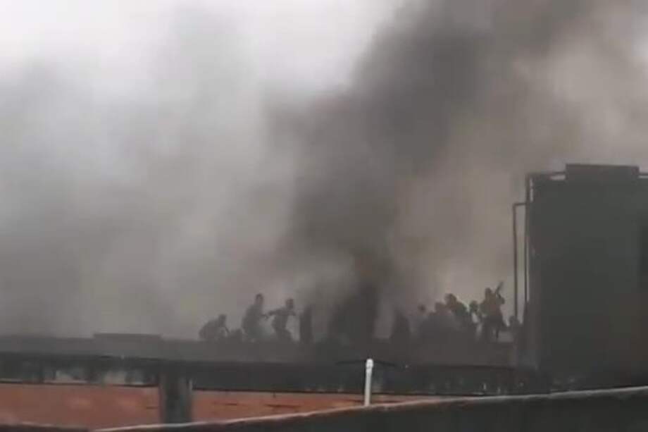 En videos se observa cómo internos estarían escapando por los techos del penal, mientra este se incendia. / Archivo particular