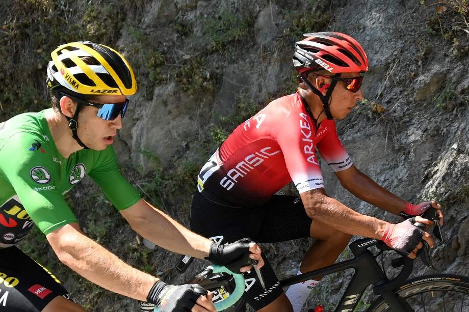 Nairo (derecha) ocupa la novena casilla de la tabla general de la carrera a 35 segundos del líder.