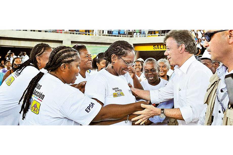 El presidente Juan Manuel Santos con beneficiarias del programa Familias en Acción en Buenaventura, Valle del Cauca. / Presidencia
