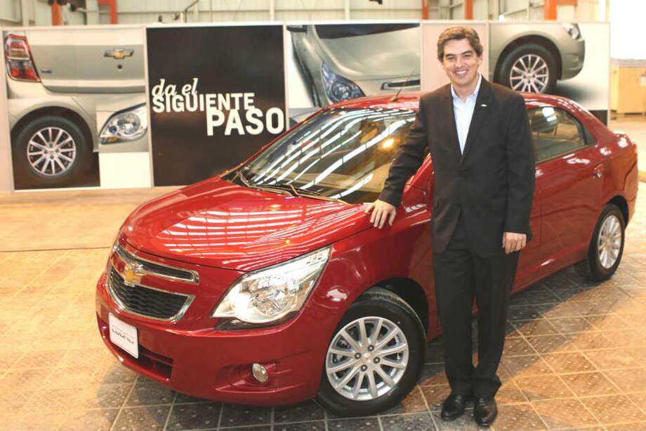 Jorge Mejía, presidente de GM Colmotores, con el nuevo Cobalt, que se lanzó ayer. /Cortesía