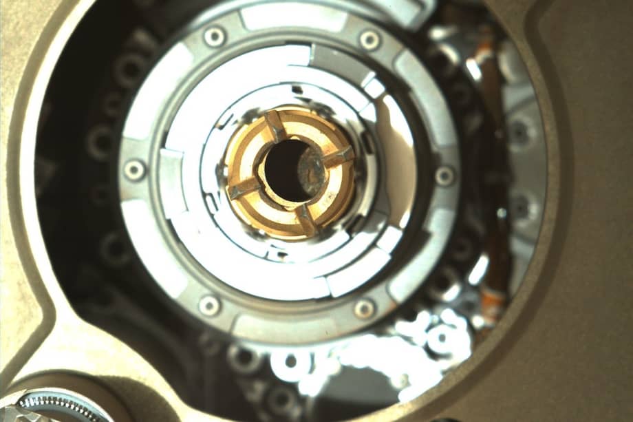 Imagen de confirmación de la primera toma de muestra marciana tomada por el rover Perseverance.