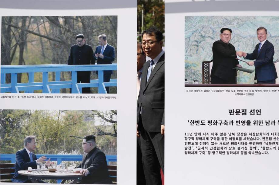 Un hombre de Corea del Sur mira un afiche de la Cumbre que sostendrán los presidentes del Norte y del Sur, a partir de hoy y hasta el 20 de septiembre. / EFE