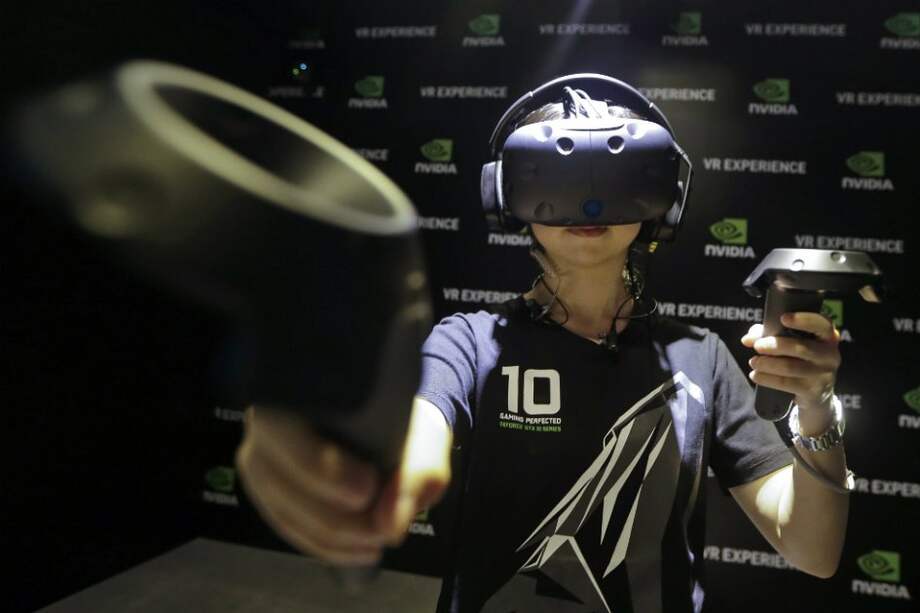 Un visitante prueba el HTC Vive VR dentro de un puesto de Nvidia en Computex, Taiwán. / EFE