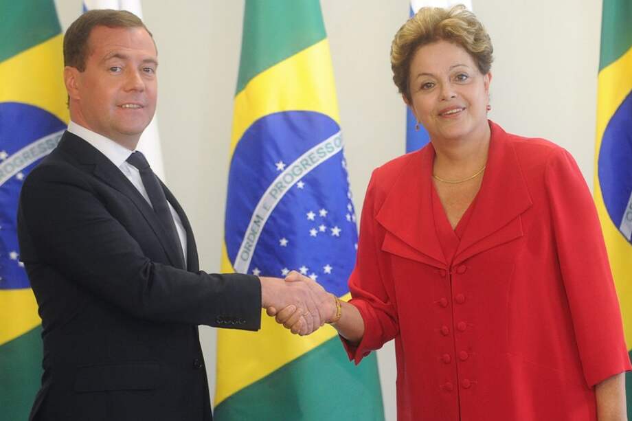 La presidenta brasileña, Dilma Rousseff (d), recibe el primer ministro ruso, Dmitri Medvédev./ EFE