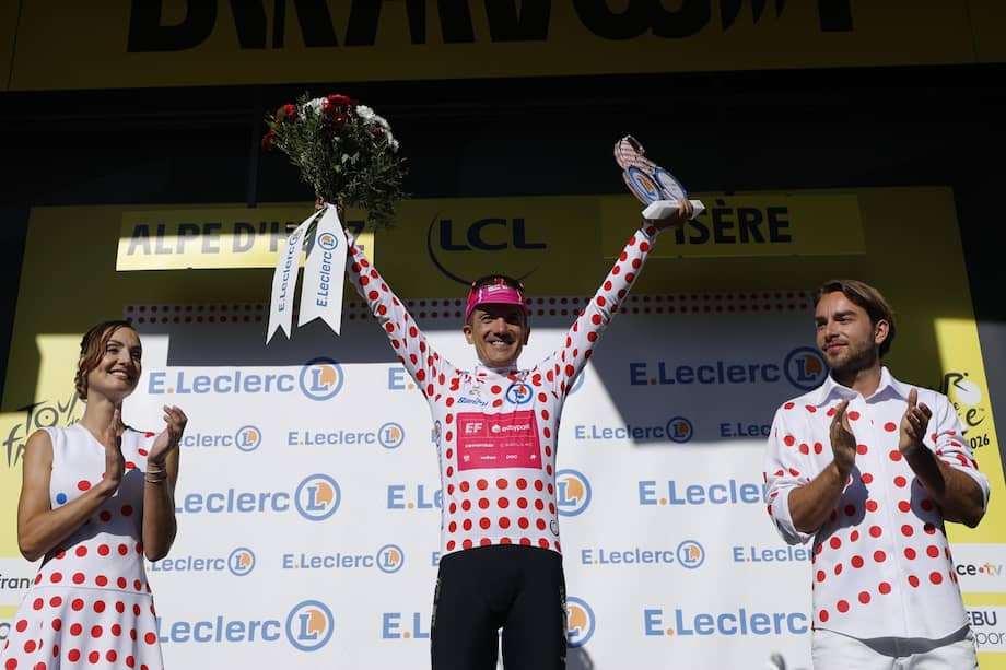 El ciclista ecuatoriano Richard Carapaz del EF Education - EasyPost celebra su camiseta como líder de la clasificación por puntos del Tour de Francia 2026.