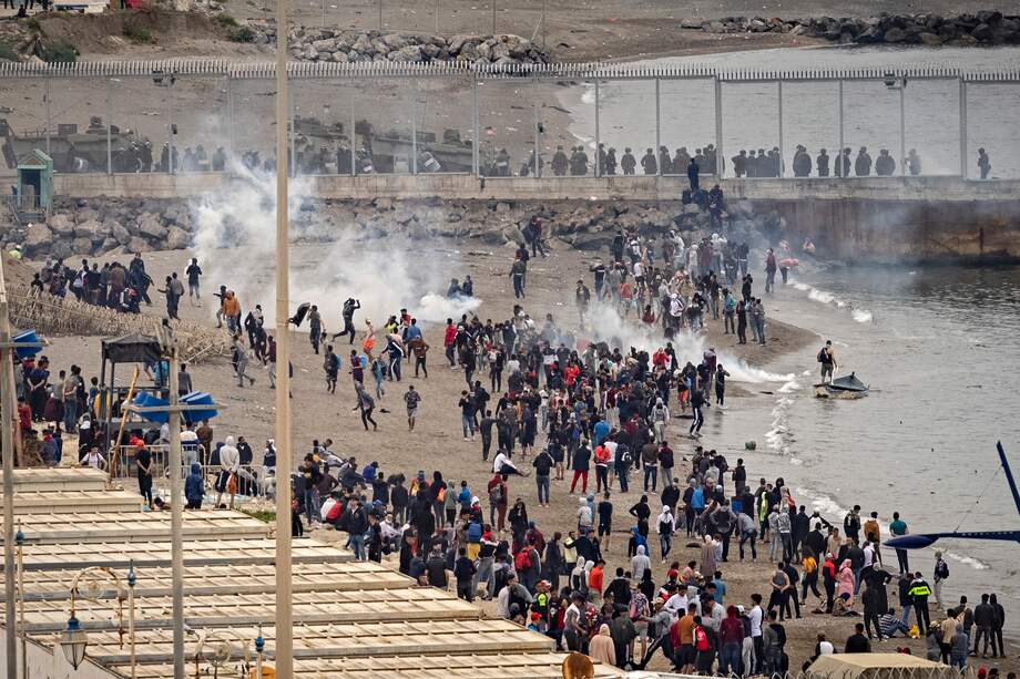 Ante esta marea humana de migrantes, el ministro de Interior explicó que reforzará con 200 nuevos efectivos a los más de 1.100 agentes de la policía y la Guardia Civil que trabajan en el control de la frontera terrestre con Marruecos.