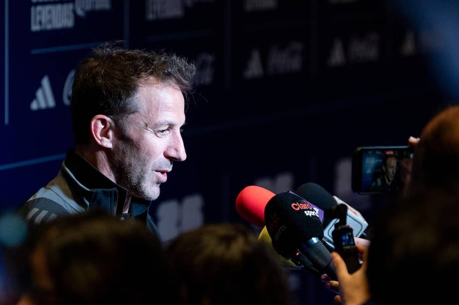 El exfutbolista italiano Alessandro Del Piero habla con periodistas previo al partido entre las leyendas de la FIFA y las leyendas de México en Monterrey (México), en enero de 2026. EFE/ Miguel Sierra