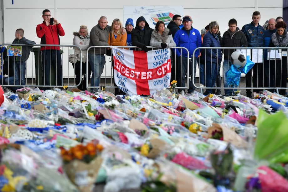 Los aficionados ingleses del Leicester City acudieron desde este domingo por la mañana al King Power Stadium, conmocionados por el accidente de helicóptero del presidente de este club de fútbol, el tailandés Vichai Srivaddhanaprabha. / AFP