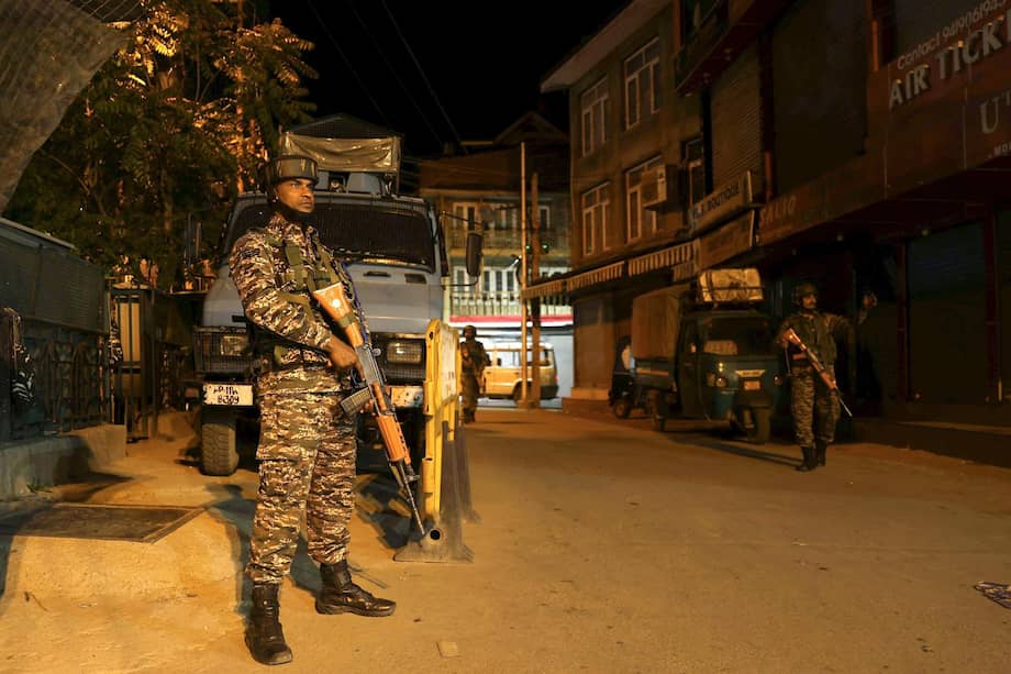 Soldados de la India hacen guardia en las calles de Srinagar, región de Cachemira.