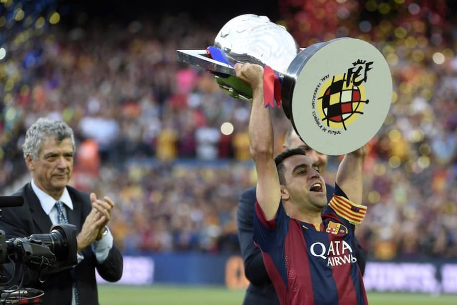 Xavi Hernández levanta el trofeo de campeón de la Liga de España. Foto: AFP