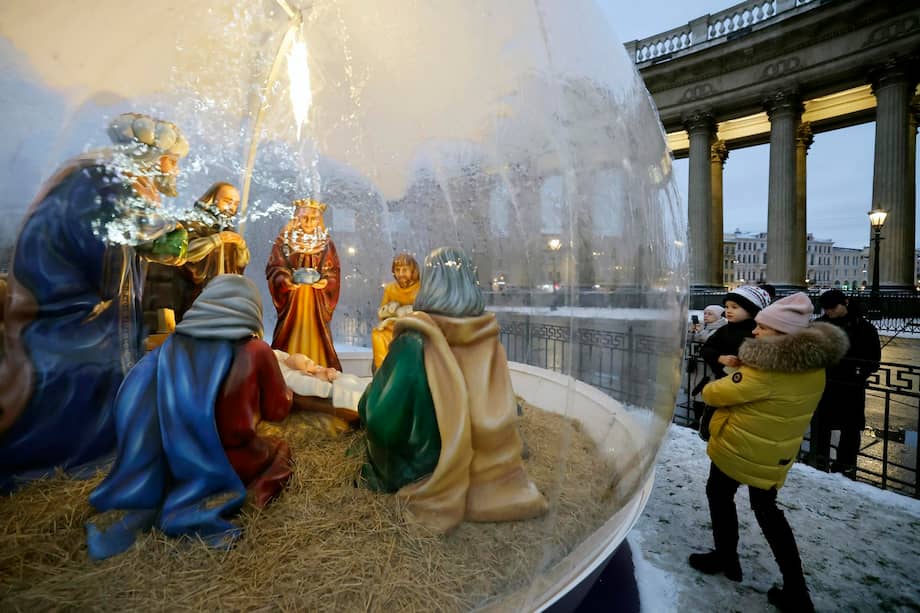 Ciudadanos observan un pesebre en San Petersburgo, Rusia.