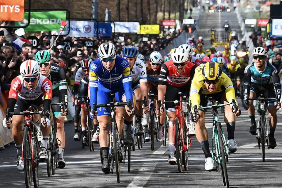 Emablaje en la etapa de este domingo en la París Niza. / AFP