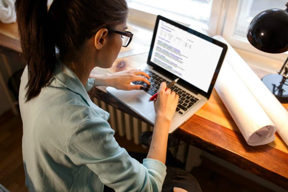 54,4% de los egresados del país son mujeres, especialmente en áreas administrativas, educativas y de contaduría. / Foto: iStock