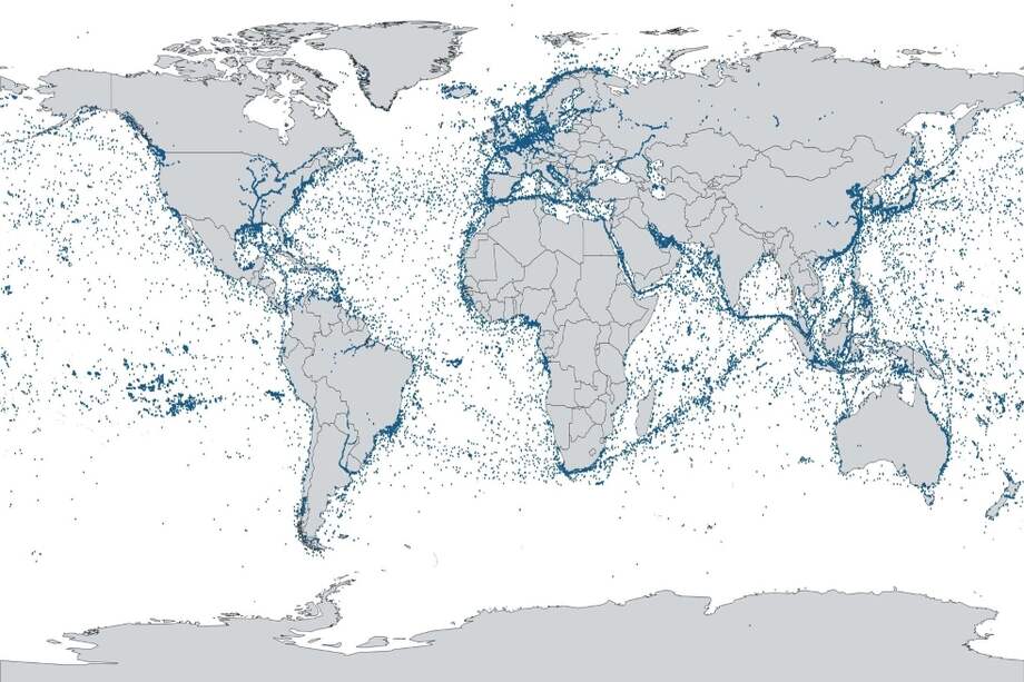 Rutas marítimas dibujadas con señales de barcos procesadas en el espacio.