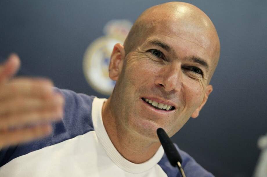 El francés Zinedine Zidane, director técnico de Real Madrid, durante la rueda de prensa que ofreció este sábado después del entrenamiento de Real Madrid. / EFE
