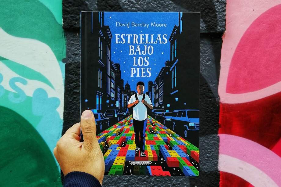 “Estrellas bajo los pies” es el primer libro de David Barclay Moore, quien también es cineasta.