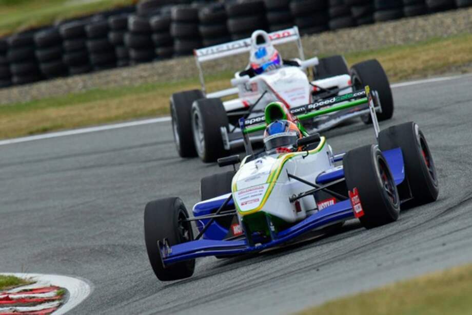 Tatiana Calderón, en su vehículo.