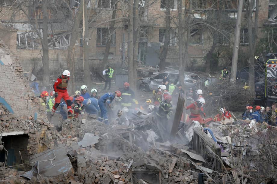Rescatistas ucranianos trabajan en la zona bombardeada por Rusia en Kiev, Ucrania.