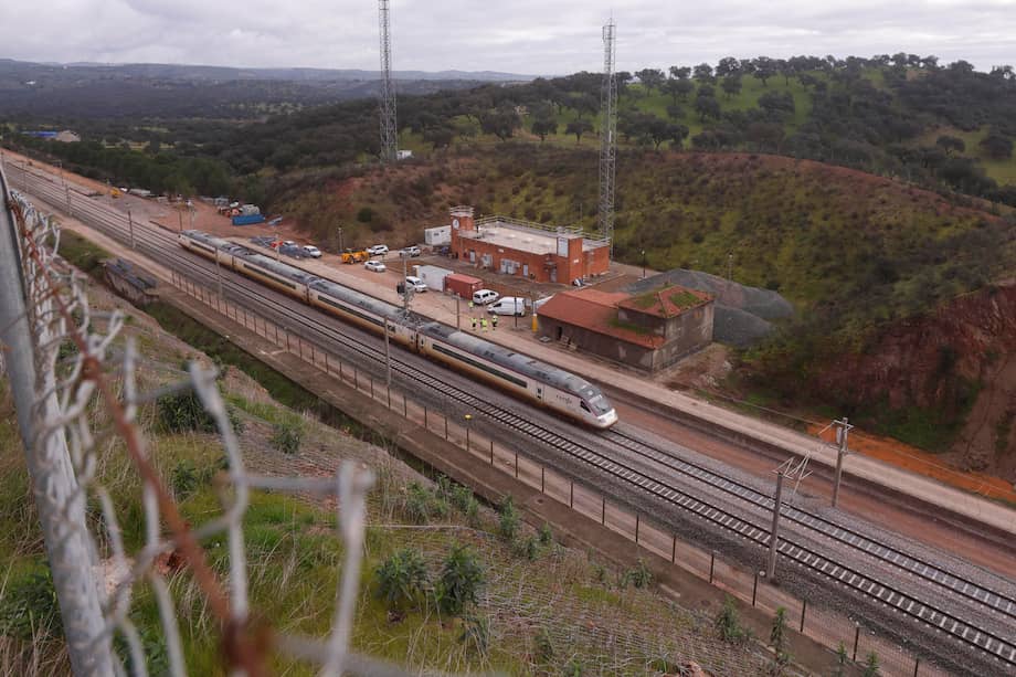 Un tren circula por la zona del accidente ocurrido en enero en Adamuz (Córdoba).
