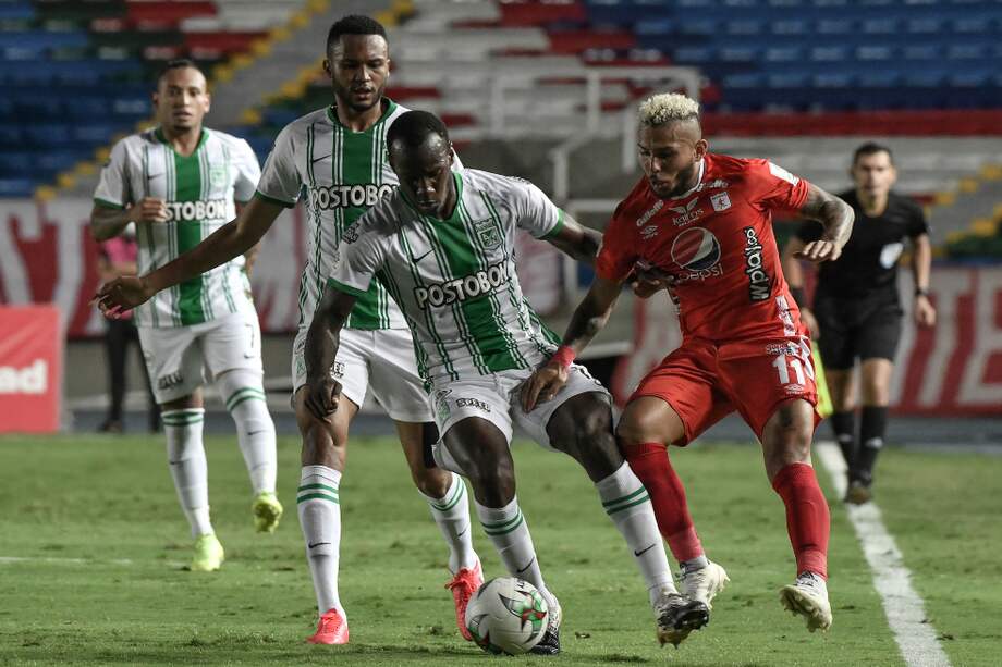 Duván Vergara (América) y Baldomero Perlaza (Atlético Nacional) en la disputa por el balón en el partido de ida por los cuartos de final de la Liga BetPlay 2020.