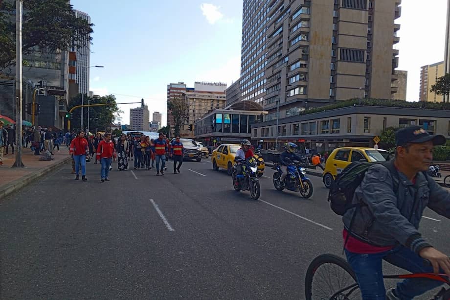 Por paso de manifestantes, hay paso lento en la carrera séptima, a la altura del Museo Nacional