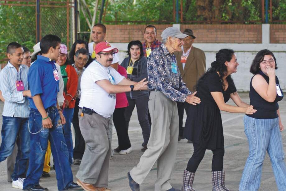 Adultos mayores y personas en condición de discapacidad del municipio de Gachetá, Cundinamarca, tuvieron una jornada de recreación de la mano de Yinna Bedoya, sus amigos y su familia.