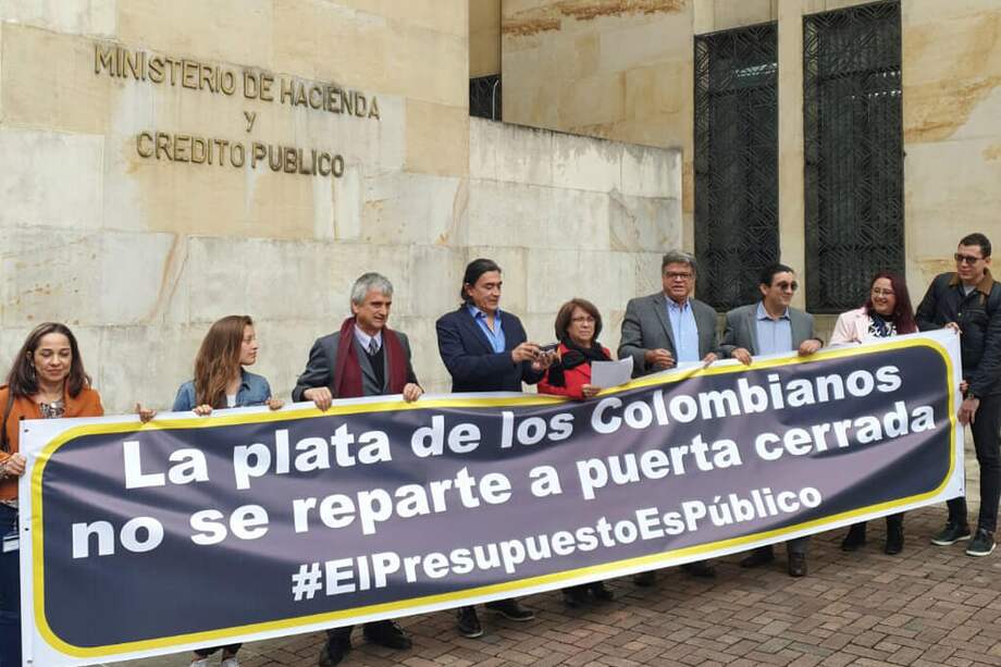 Aída Avella, Unión Patriótica; Wilson Arias, Polo Democrático; Iván Marulanda y Katherine Miranda, Alianza Verde; Gustavo Bolívar, Lista de los Decentes; Sergio Marín y Jairo Cala, de la FARC, le pidieron al ministro Alberto Carrasquilla discutir el informe de ponencia del presupuesto para 2020. / Cortesía