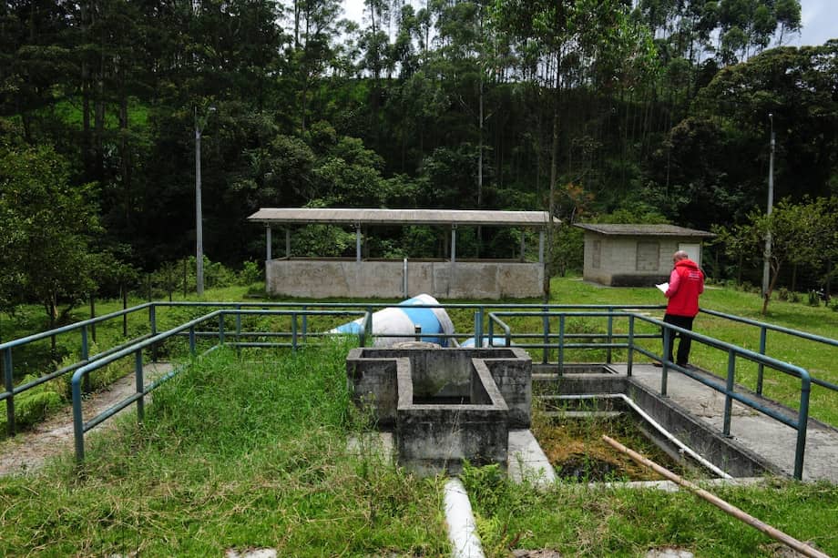 Obras suspendidas en el acueducto de La Salada, parte baja del municipio de Caldas. Se invirtieron $294,6 millones, no se hicieron adiciones./ Fotos: Nelson Sierra