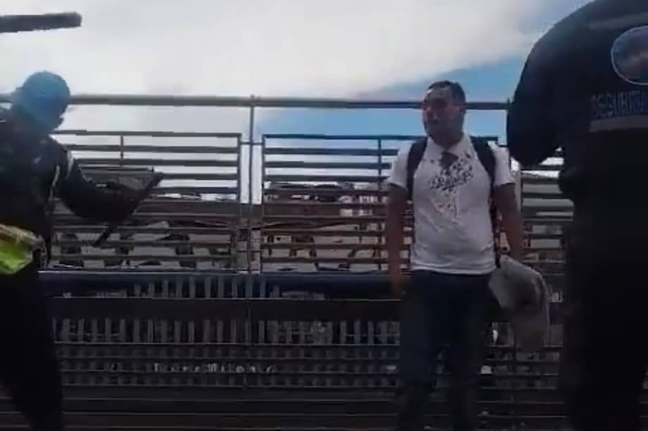 El agresor usó unas tijeras tras evadir el pasaje en Country Sur. Dos vigilantes resultaron heridos y el hombre fue capturado.