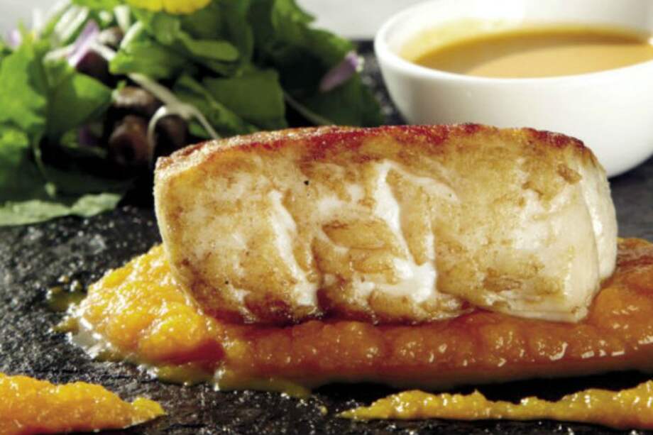 Corvina al sartén con puré y salsa de crustáceos