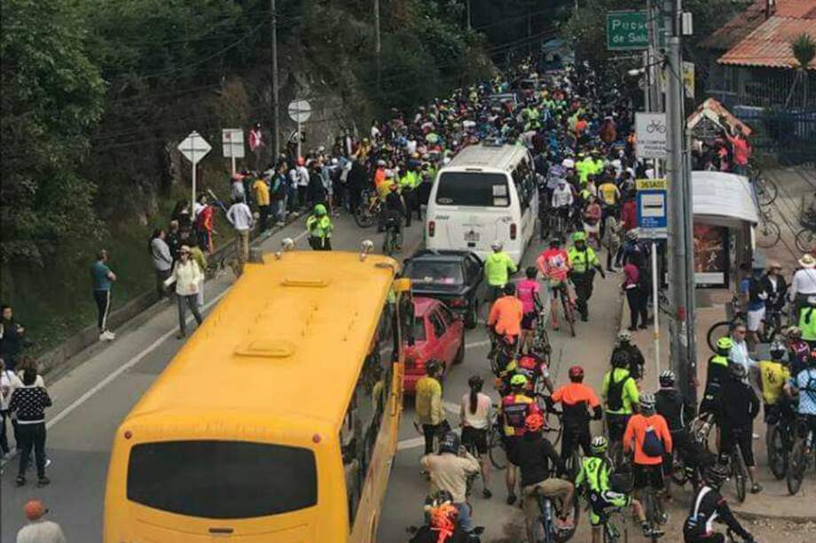 Los biciusuarios se tomaron la vía a La Calera. / Cortesía